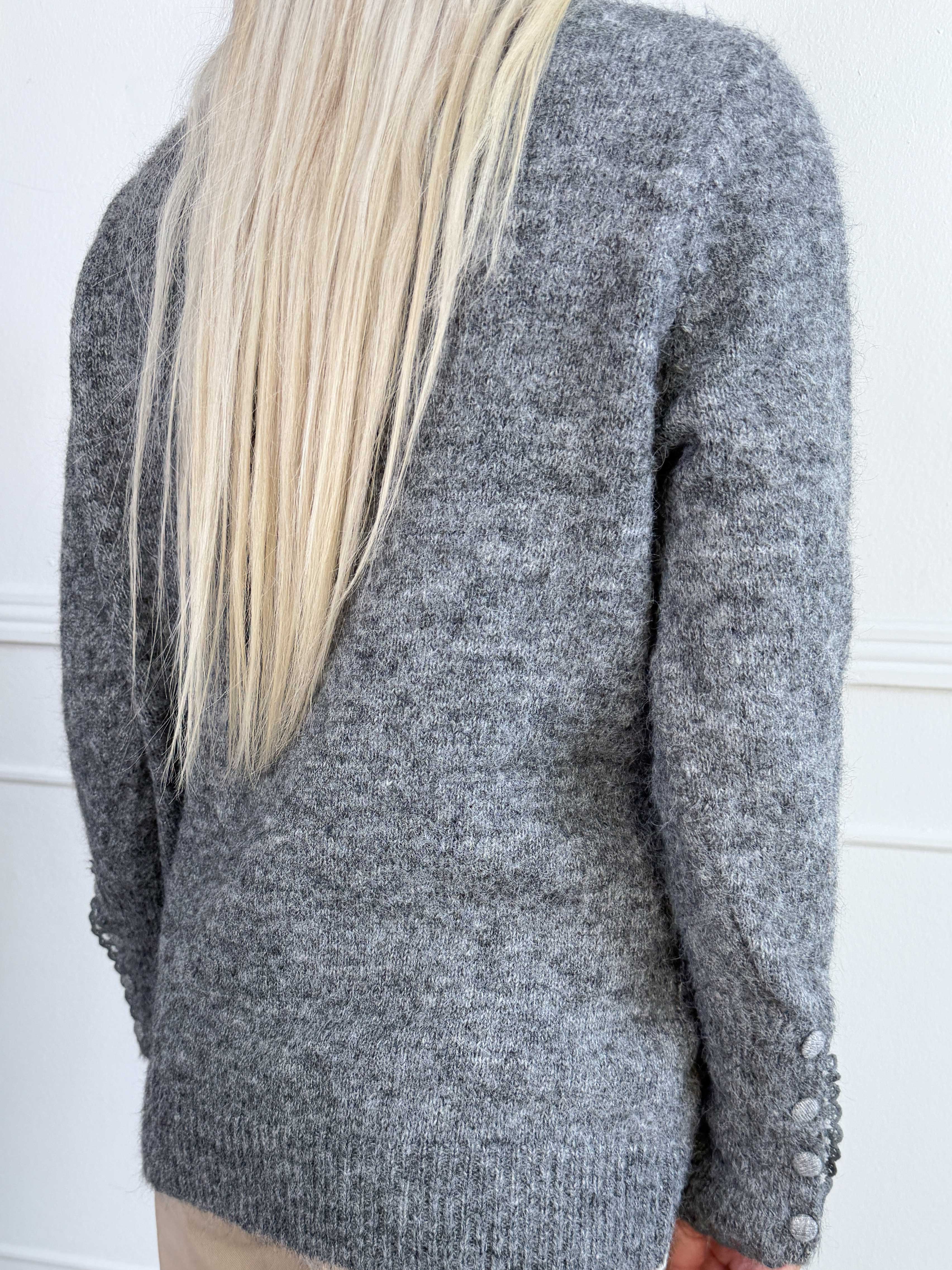 Elowen - Feminin strikbluse med blondekanter ved halsudskæringen og ærmerne